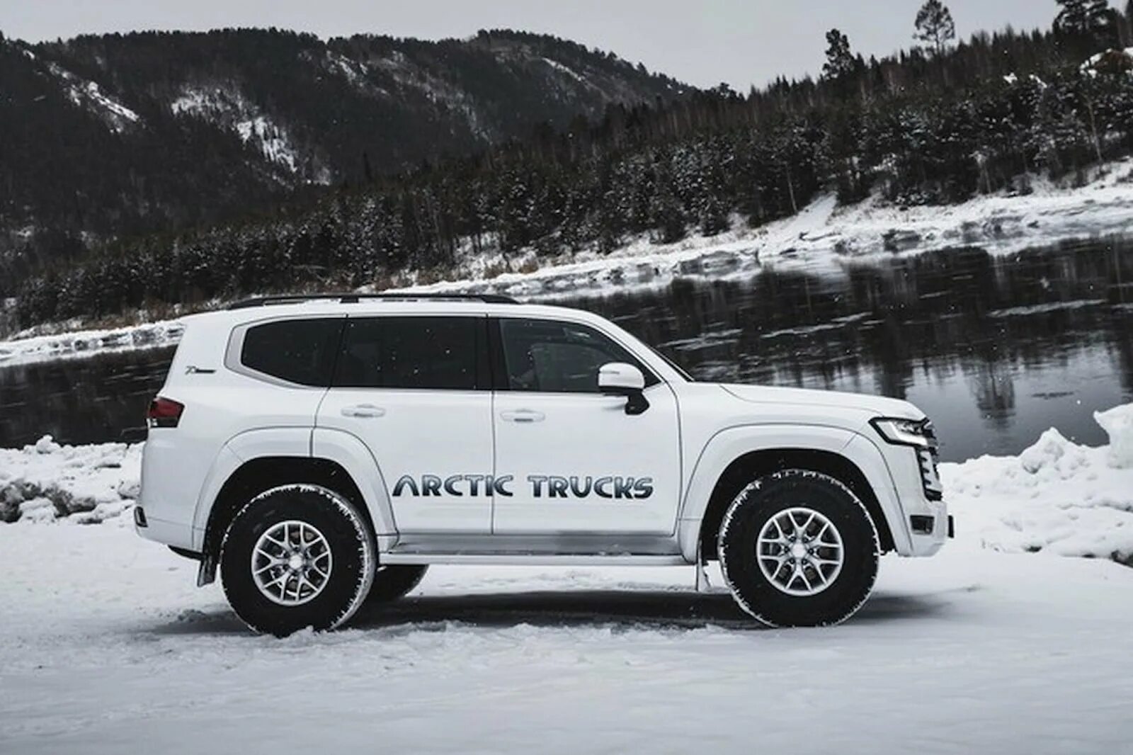 Танк арктик тракс. Land cruiser 300 arctic trucks. Toyota land cruiser 300 arctic trucks at35. Land cruiser 300 arctic trucks. Toyota arctic truck 6x6.