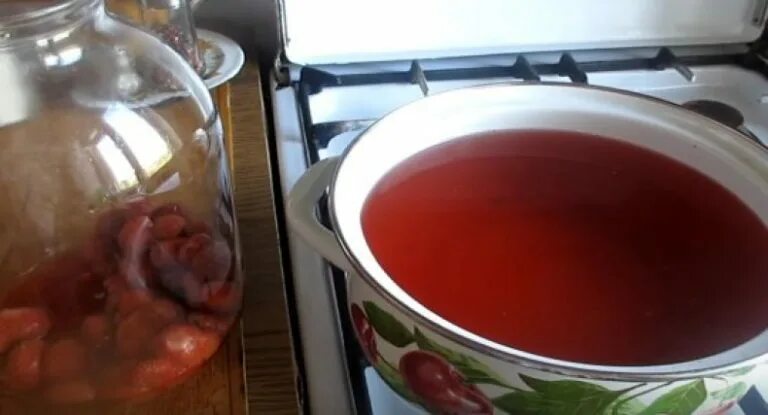 Компот в кастрюльке. Кисель в кастрюле. Домашний компот в кастрюле. Компот в кастрюльке. Компот в кастрюле.