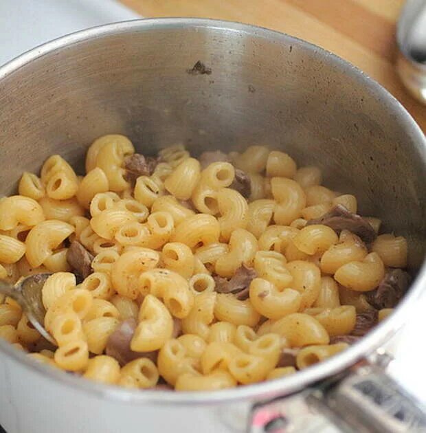 Куриные сердечки с макаронами. Спагетти с куриными сердечками. Паста с куриными сердечками. Макароны с куриным сердечком. Макароны с сердечком рецепт