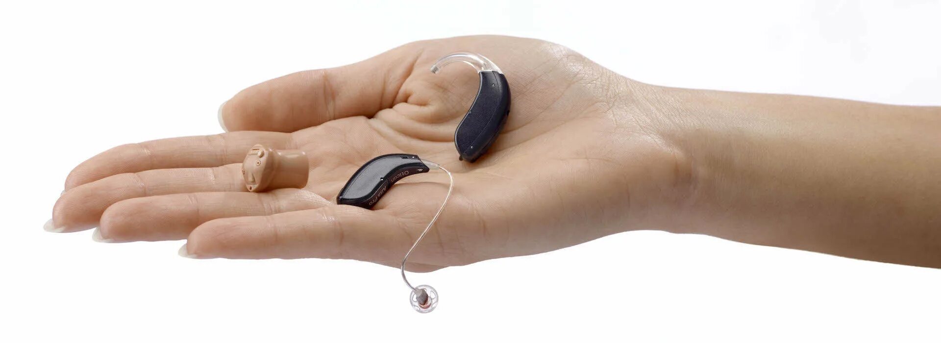 Отикон слуховые аппараты siya. Hearing aid слуховой. Hearing aid слуховой. Ушко у слухового аппарата. Девушка со слуховым аппаратом.