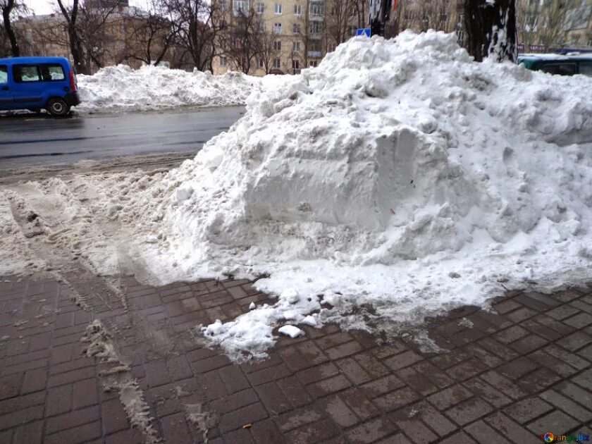 Куча снега. Сугробы на дороге. Сугробы в городе. Кучи снега в городе.