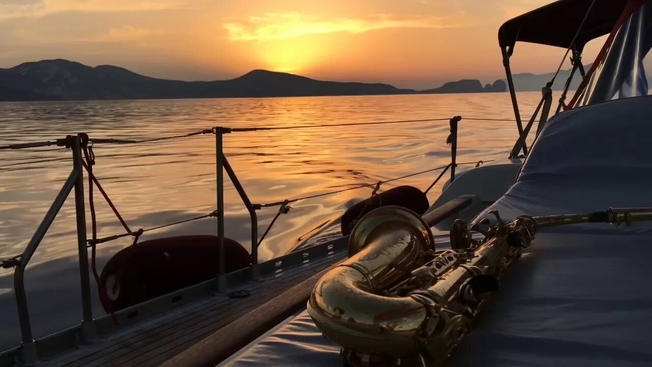 Прогулка на теплоходе саксофон. Саксофон и море. саксофон на теплоходе. саксофон море закат. саксофон и пляж.