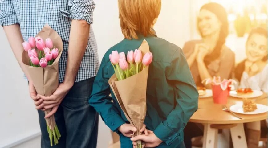 Как дарить цветы и подарки. Вручение цветов. дарит цветы.