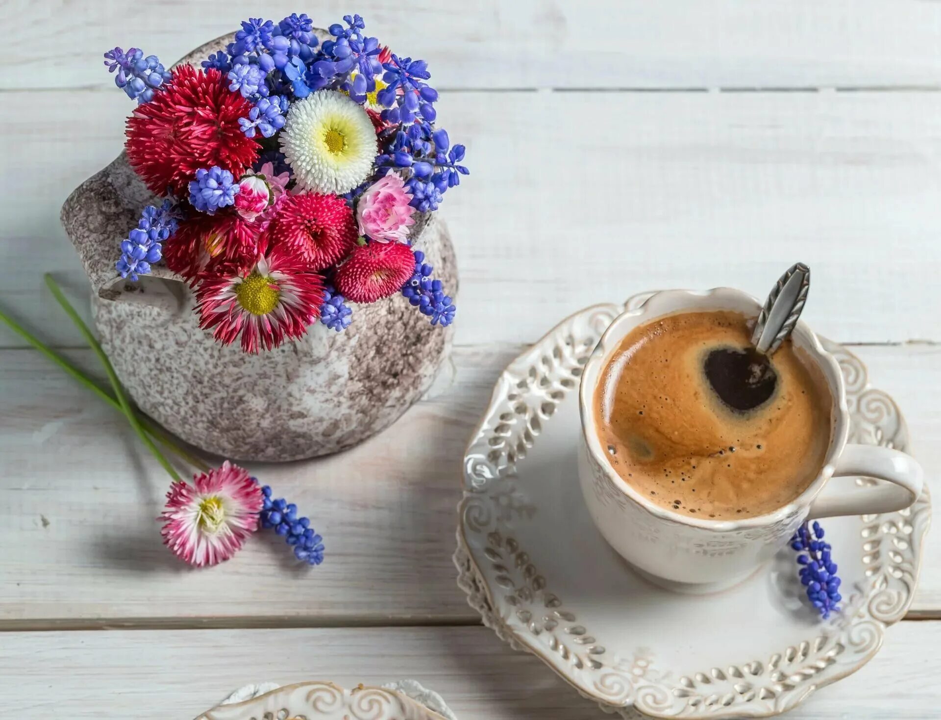 Утро доброе прекрасное необычные картинки. Утренние цветы. Кофе и цветы. Цветы в кружке. Кофе с цветами.