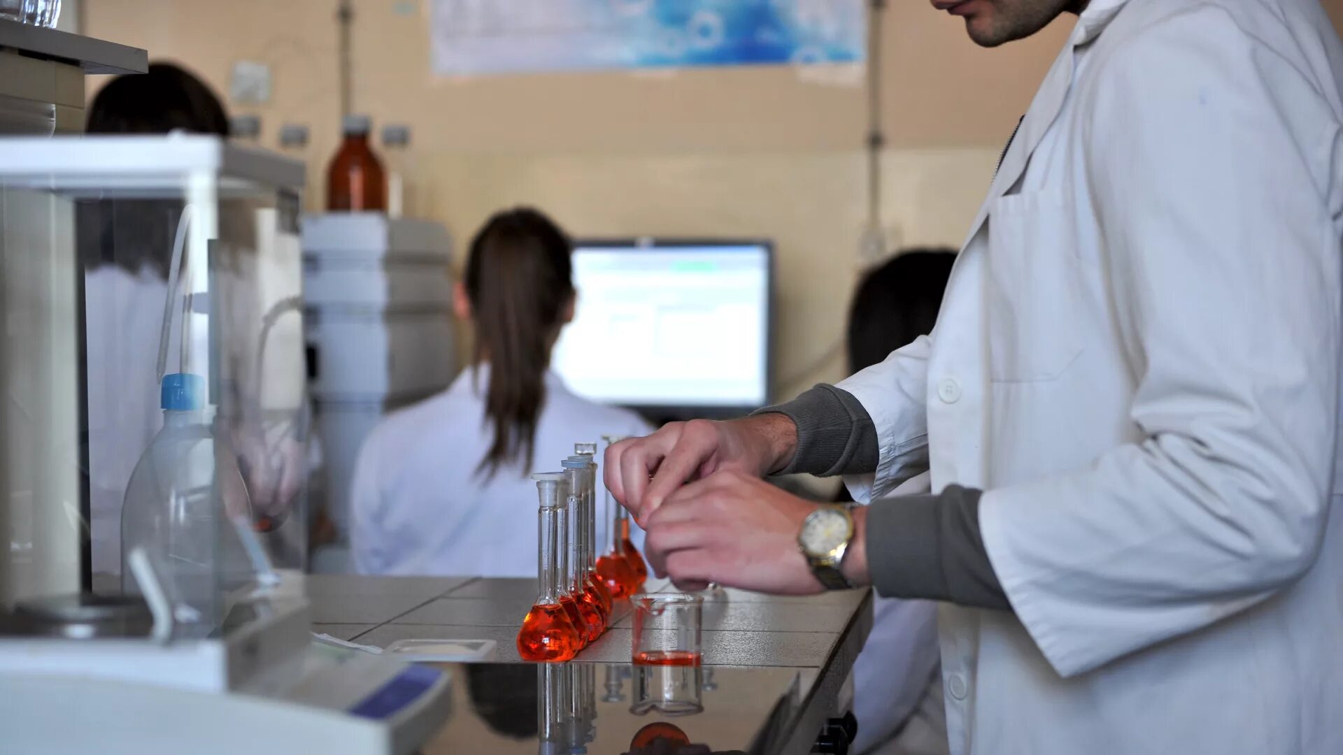 Химический аналитик. Химический аналитик. Профессия химик. Ученый в химической лаборатории. Профессия химик.