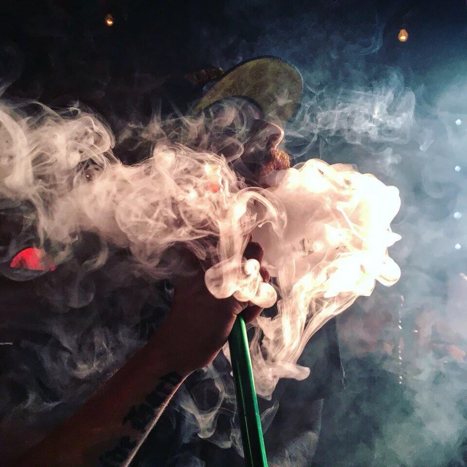 Кальян дым. Дымный кальян. Дым от кальяна. Кальян дымит