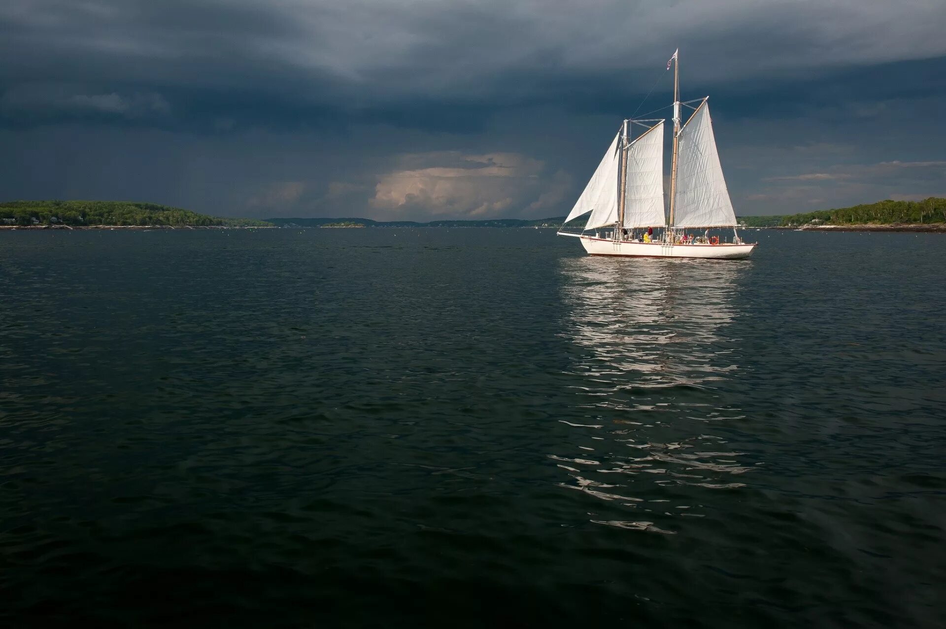 Парусная яхта Финикия. Парусник в море. Корабль с парусами. Море Парус.