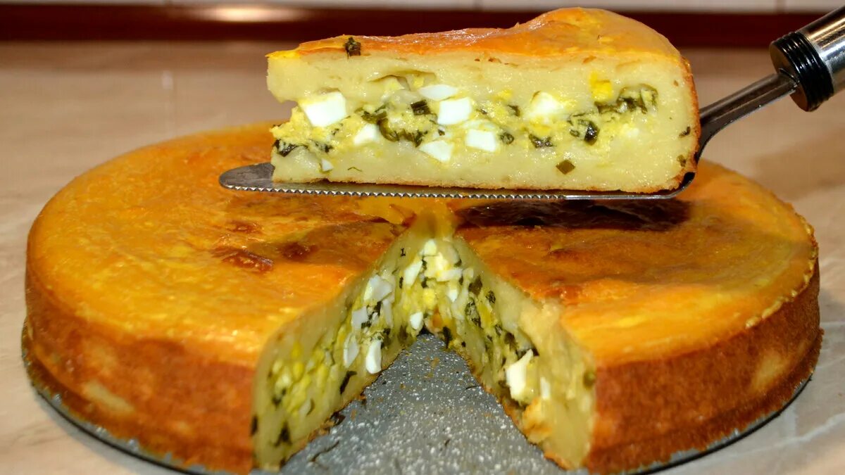 Пирог лук с яйцом в духовке заливной. Пирог лук с яйцом в духовке заливной. Пирог на кефире с луком и яйцом. Кухня наизнанку заливной пирог с капустой. Пирог с яйцом в мультиварке.