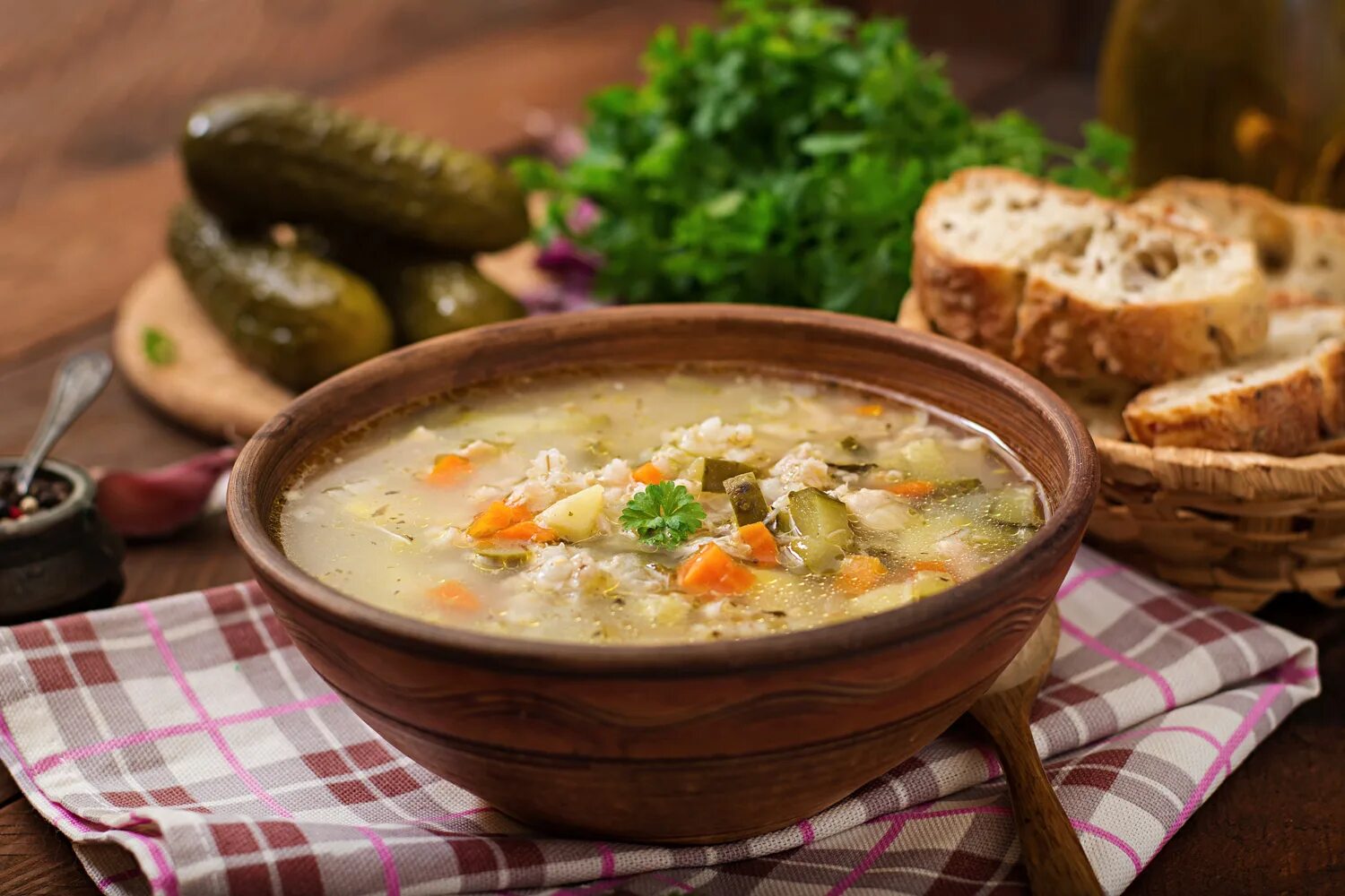 Суп с перловкой и солеными огурцами. Рассольник Петербургский. Рассольник постный. Постный рассольник с перловкой. Рассольник с почками и перловкой.