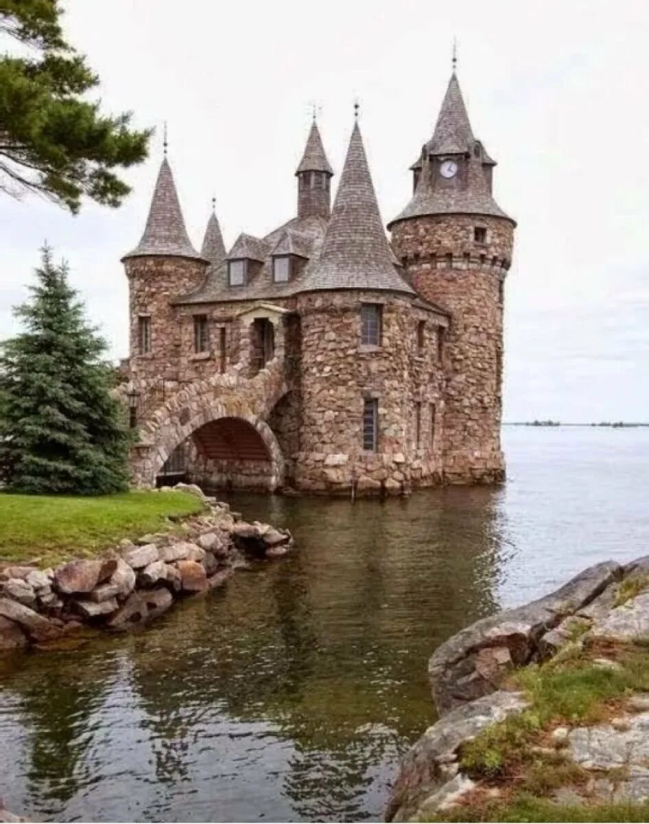 Когда был построен замок. Канада замок Болдт. Замок МАКДЕРМОТТ Ирландия. Замок Балинтор.Шотландия.. Замок Урхарт Шотландия.