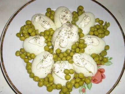 Яйцо вареное с зеленым горошком