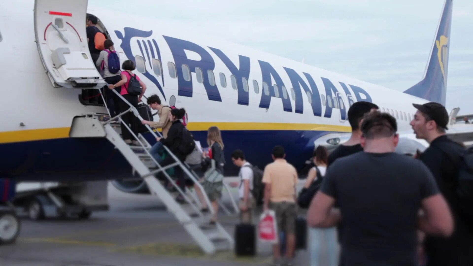 I am get on the plane. Boarding самолет. ryanair plane. ryanair aircraft. люди заходят в самолет.
