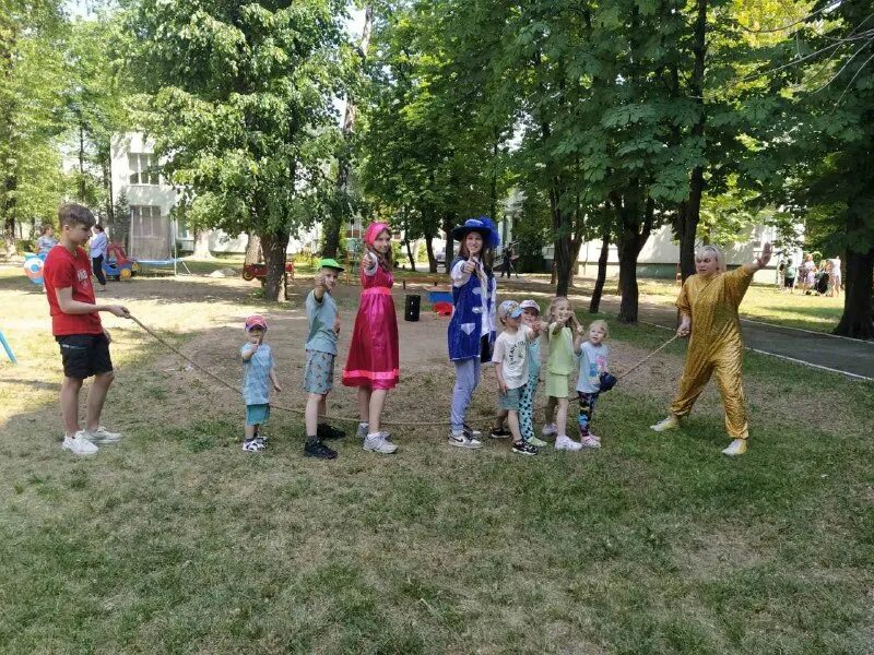 школьники на каникулах. школа 52 киров. комплектование групп продленного дня. доп образование. школьники играют.