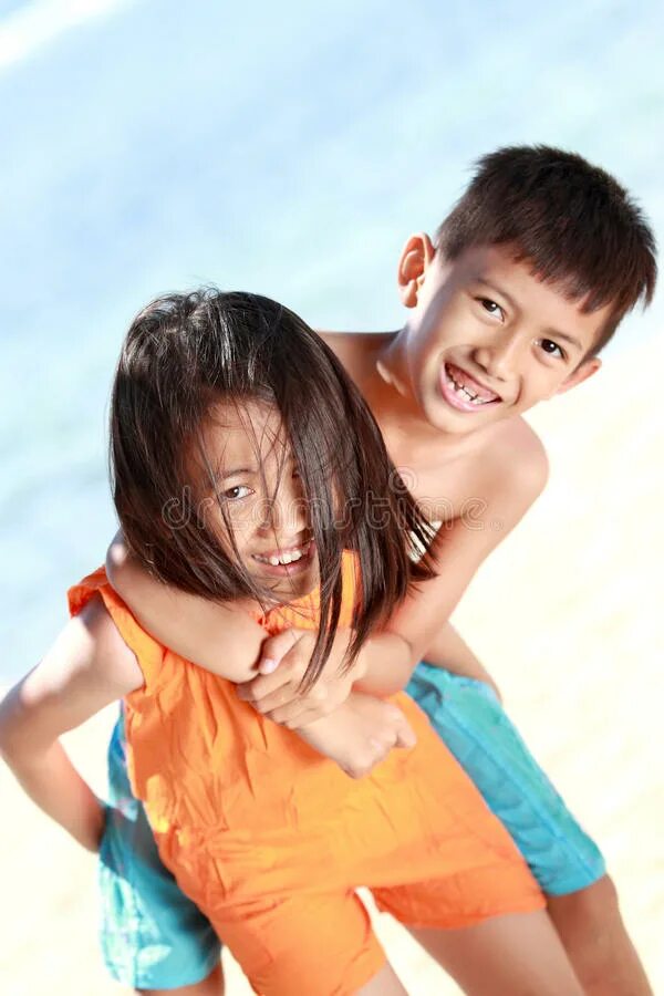 Маленькая девочка поднимает мальчика. Девочку несет на спине сестра. Мальчик держит девочку на руках. Мальчик носит девочку на руках. Девушка носит подругу на руках.