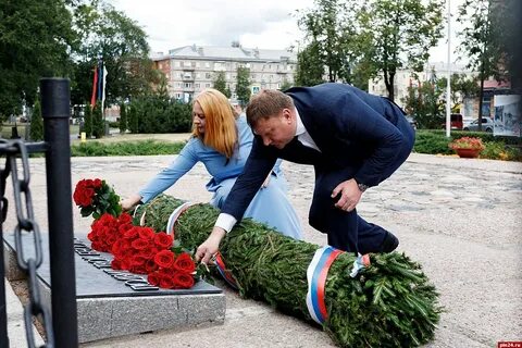 Возложение гирлянды