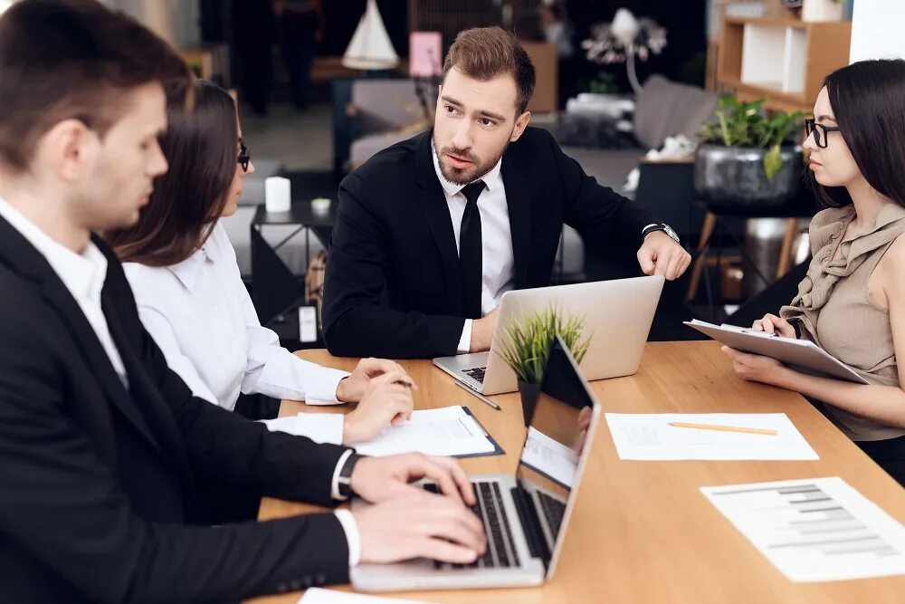 Holding a meeting. Собрание с персоналом магазина. Собрание над сотрудником. Ночное совещание за столом. Способы созыва собрание в офисе.