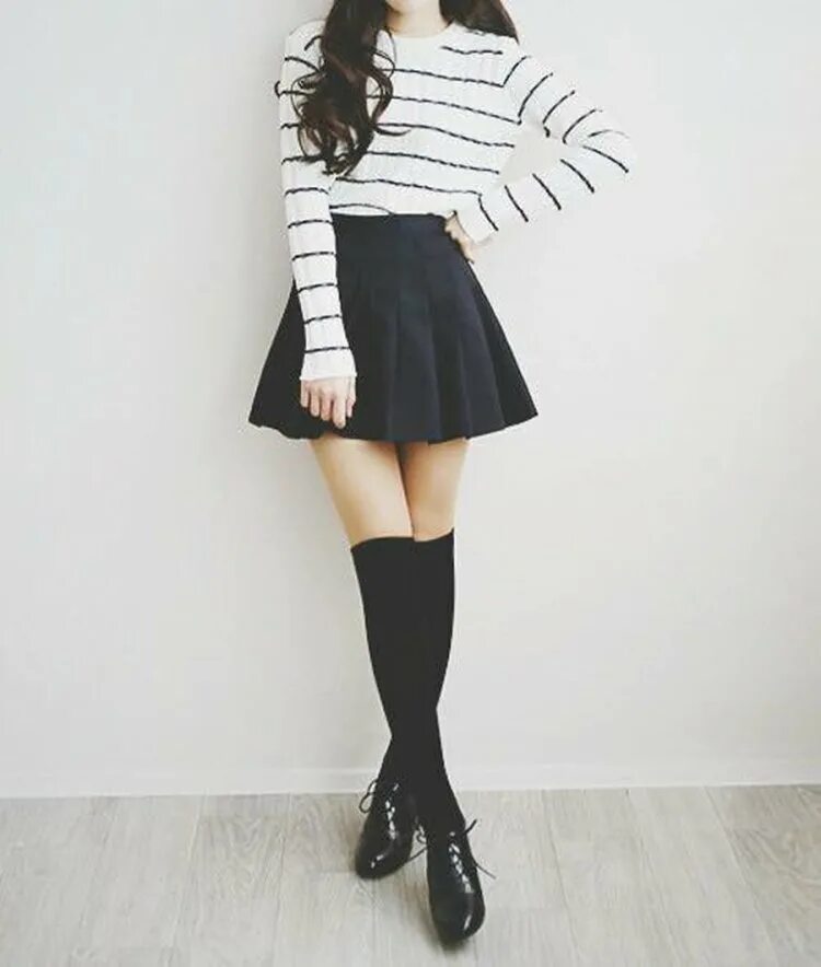 Юбка чулки рубашка. Юбка в корейском стиле. Черные гольфы с юбкой. Корейская одежда для девушек. Корейская одежда для девушек юбки.