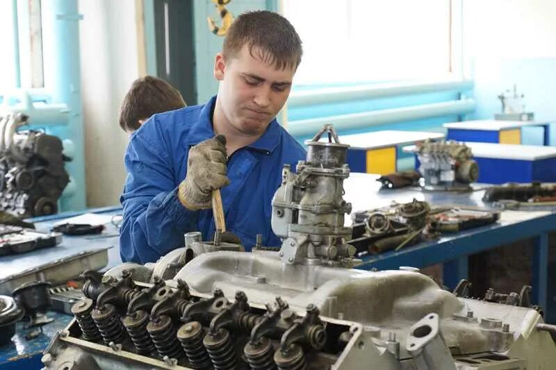 Училище на автомеханика. Специальность автомеханик. Автомеханик учёба. Специальность по ремонту двигателей