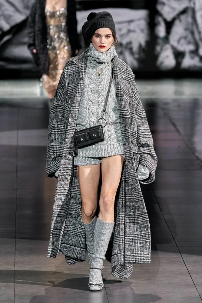 Модные тенденции зима. Dolce Gabbana FW 2020 тренд на крупную. Пальто Дольче Габбана 2020. Dolce Gabbana 2020-2021 осень зима. Показ мод Дольче Габбана 2020 2021.