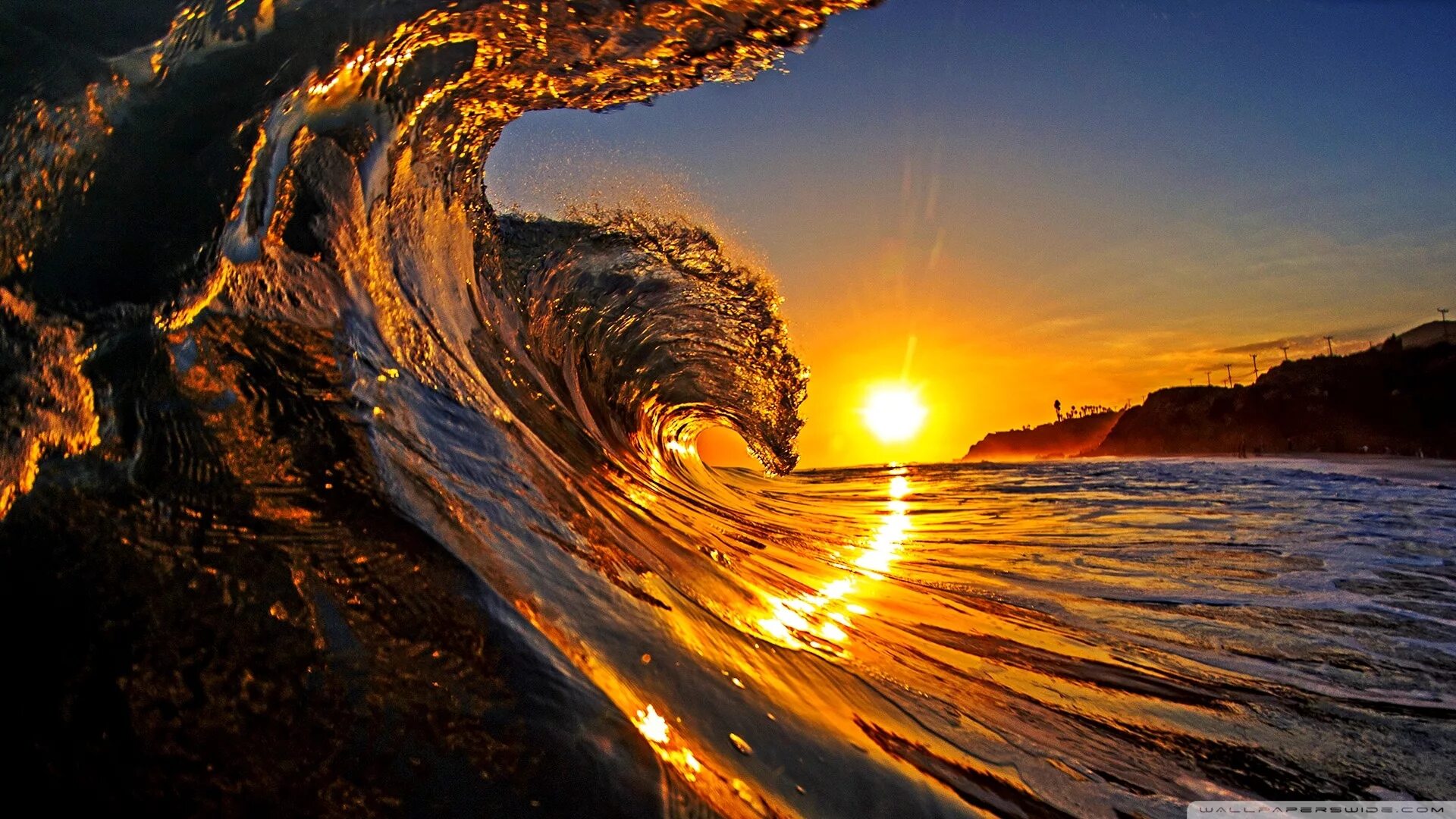 Топ лучших обой. Волны на закате. Море закат волны. Море волны солнце. Завораживающие картинки.
