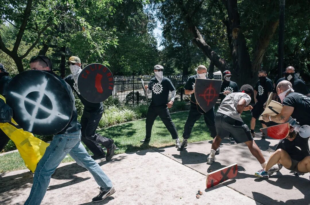 Скины против. Антифа скинхэд в россии. skinhead против антифа. хардкор-скинхеды. скинхеды антифа 2000.