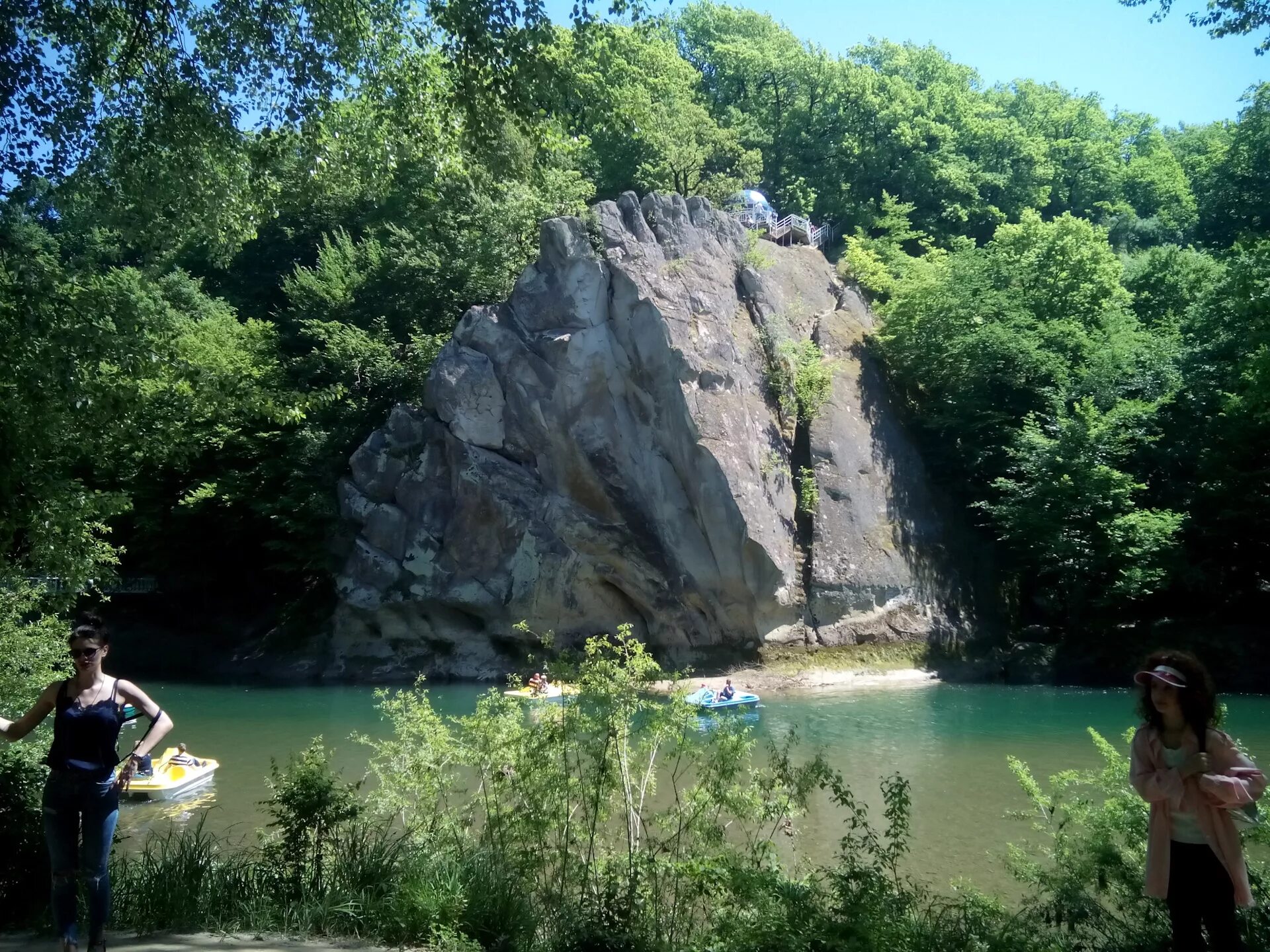 Скала петушок горячий ключ. Горячий ключ Краснодарский край гора петушок. Горячий ключ зеркальная скала. Скала спасения горячий ключ.