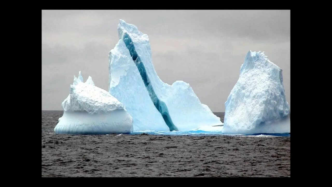 Iceberg. Синий лед в Антарктиде. Полосатые айсберги. Льдины в Антарктиде. Айсберг в океане текст