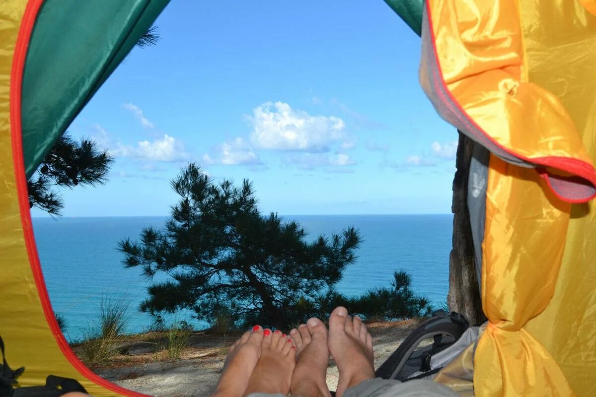 Походы к морю россия. Вид из палатки на море. Палатка у моря. Вид из палатки в Крыму. Ноги из палатки.