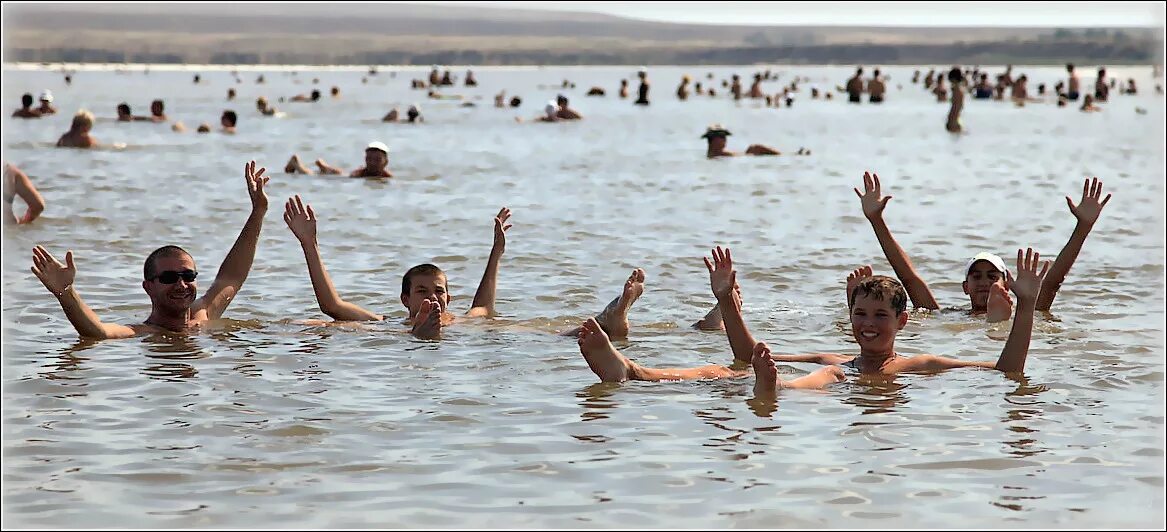 Купаться в соленой воде. Озеро Баскунчак курорт. Озеро Баскунчак купание. Баскунчак озеро грязь. Озеро Баскунчак Рапа.