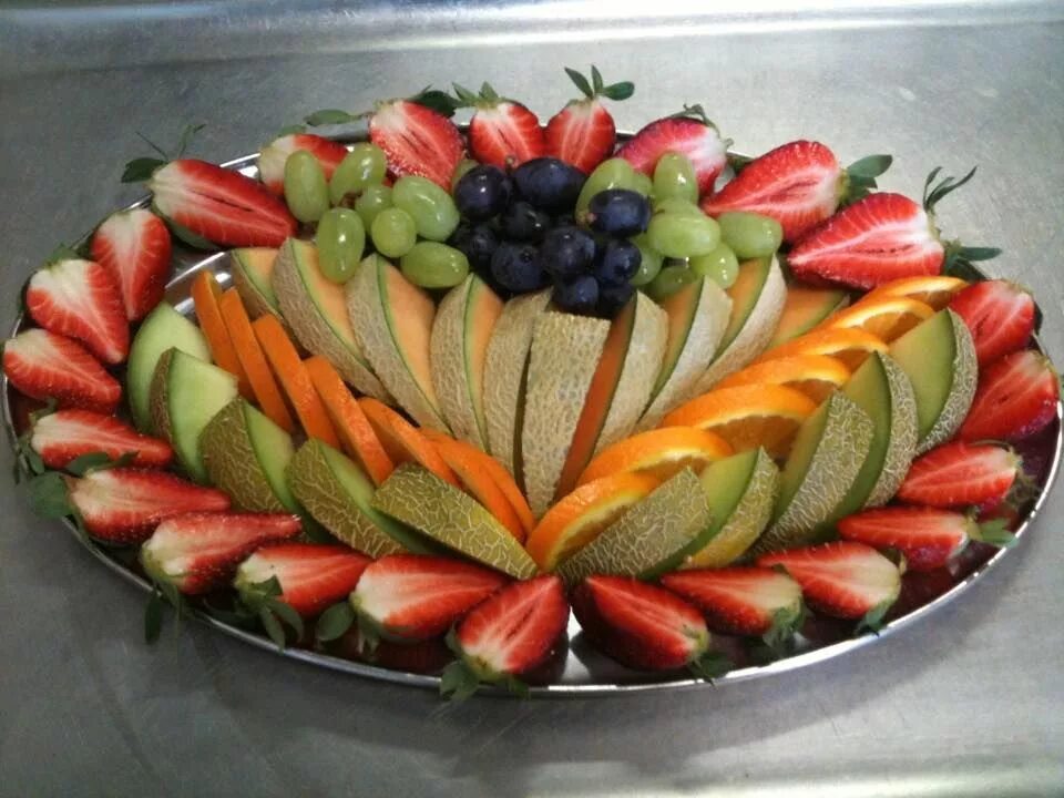 Фруктовая тарелка. Красиво нарезать фрукты. Выкладка фруктов на праздничный стол. Красиво фрукты на тарелке.