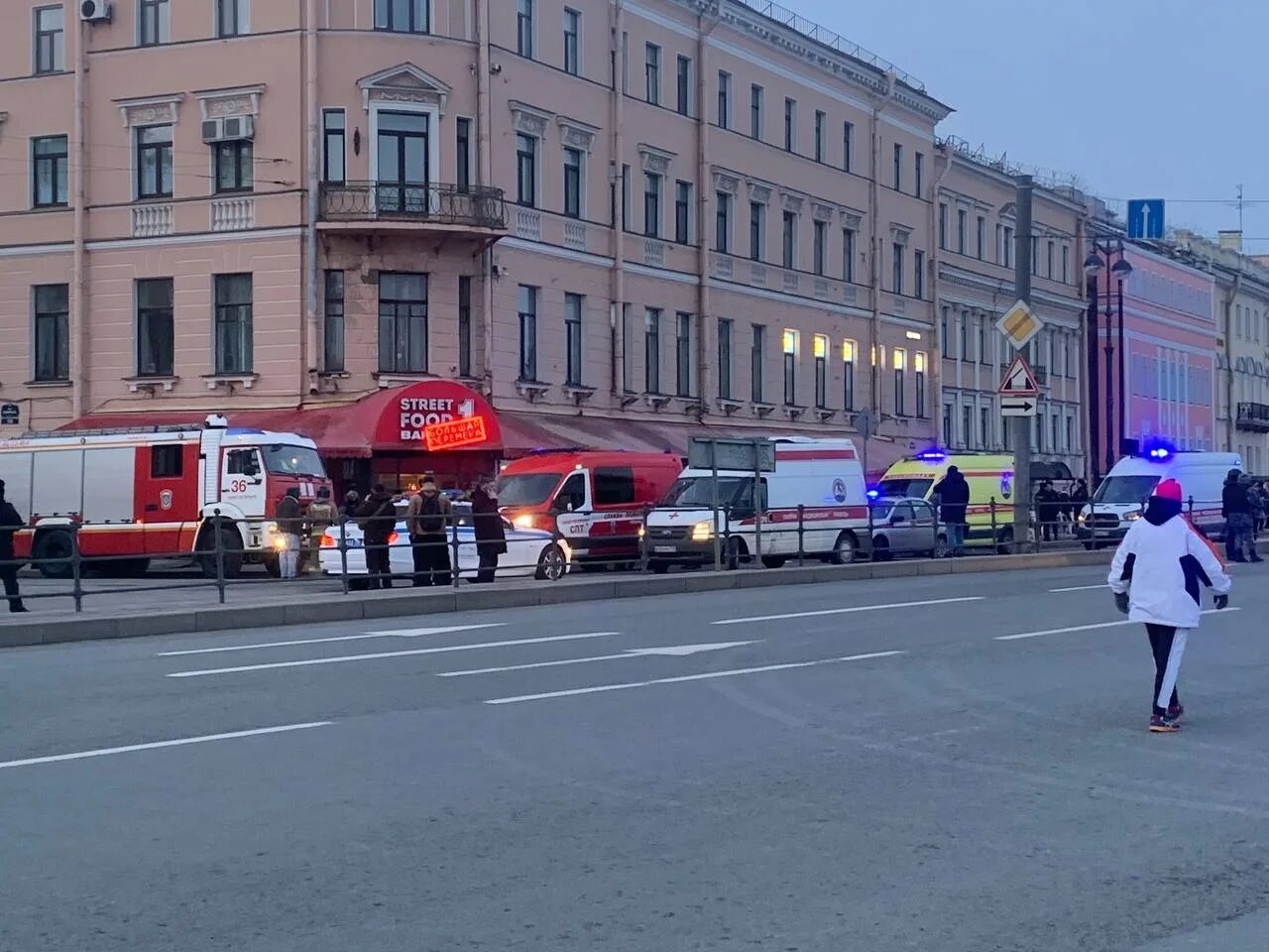 Взрыв на васильевском острове. Университетская набережная в Санкт-Петербурге. Университетская набережная 25. Взрыв в Петербурге Университетская.