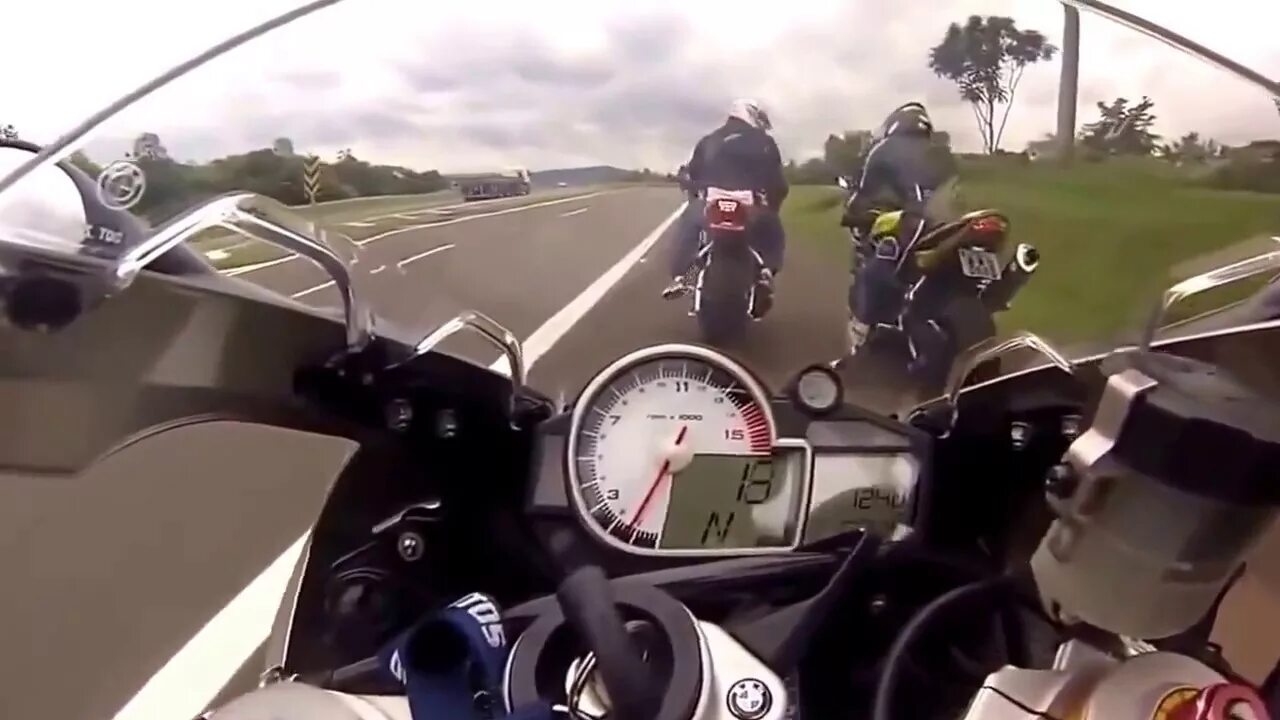 1 от 300 км. Спидометр мотоцикла 300 кмч. мотоцикл yamaha 300 км в час. спидометр на мотоцикл до 160 кмч на стелс. 150 кмч на спидометре на мотоцикле.