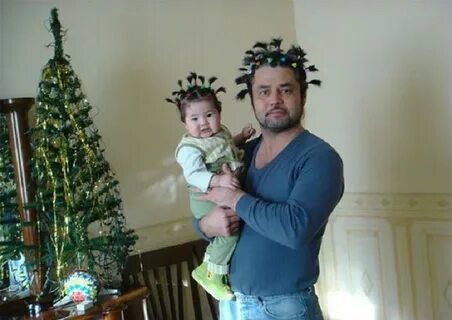 Папа заплетает