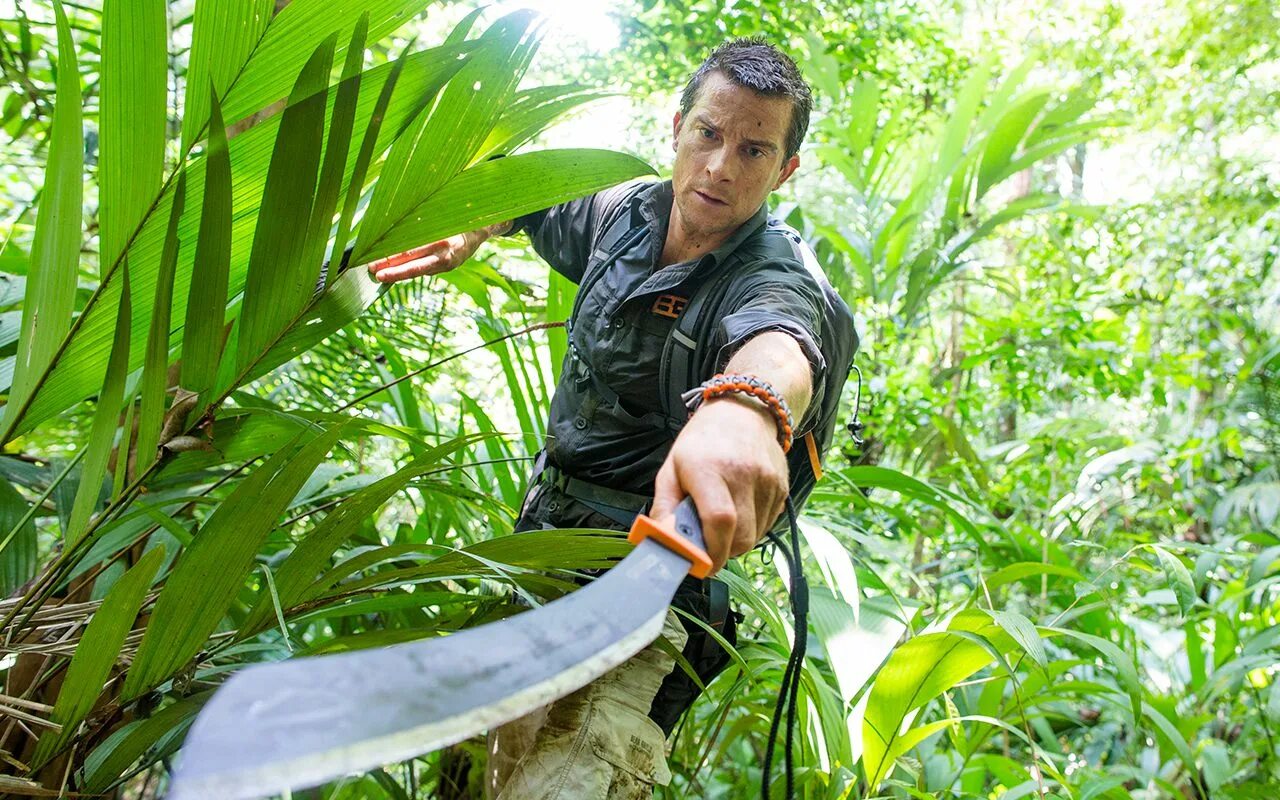 Спас в джунглях. Bear Grylls parang. Gerber Bear Grylls parang. Мачете Беар Гриллс. Беар Гриллс в джунглях.