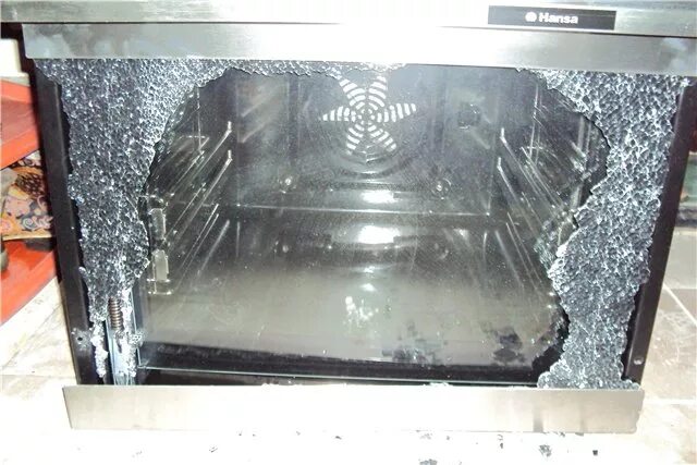 Помыть стекло духовки. Можно ли пользоваться духовкой без внутреннего стекла. Внутреннее стекло духовки. Жаропрочное стекло в духовой шкаф электролюкс еев4231. Разбитое стекло на духовке.