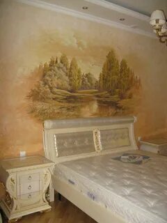 Стены расписаны фресками