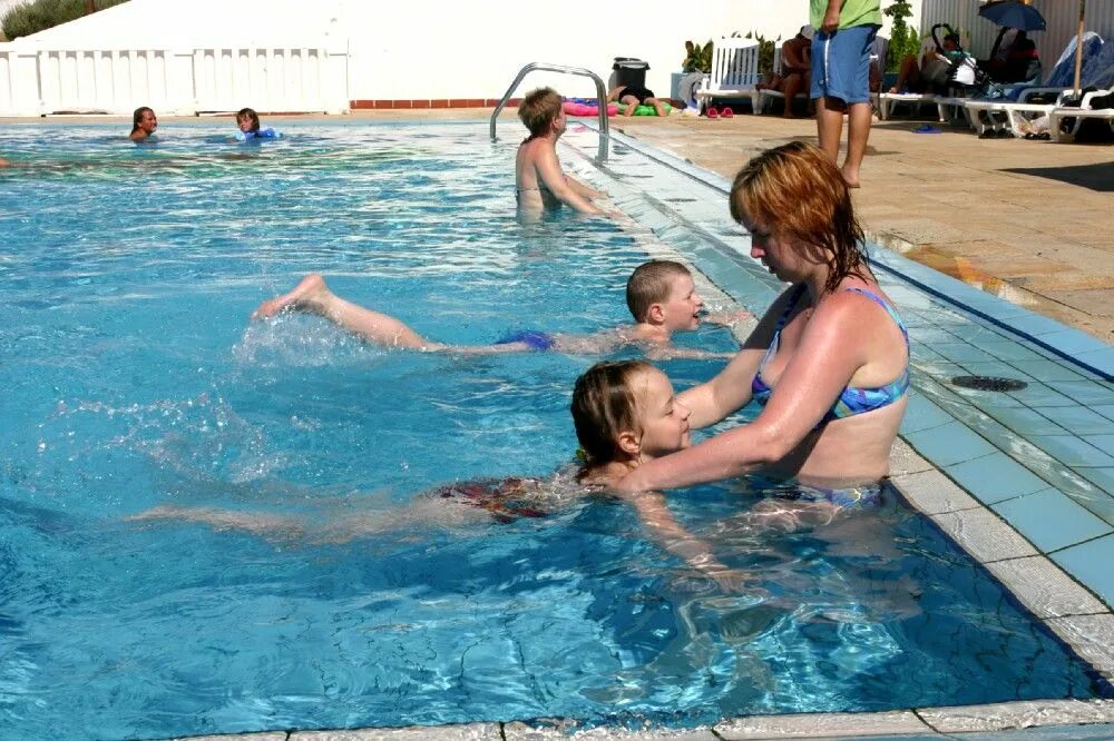 Купаться в бассейне. Дети купаются в бассейне. Детский лагерь купаться в бассейне. Купальный бассейн. Сколько можно купаться в бассейне