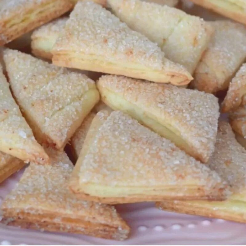 Печенье из творога треугольники в духовке рецепт. Творожное печенье Катрин Бауэр. Печенье треугольники. Печенье треугольное творожное. Творожные печеньки треугольники.