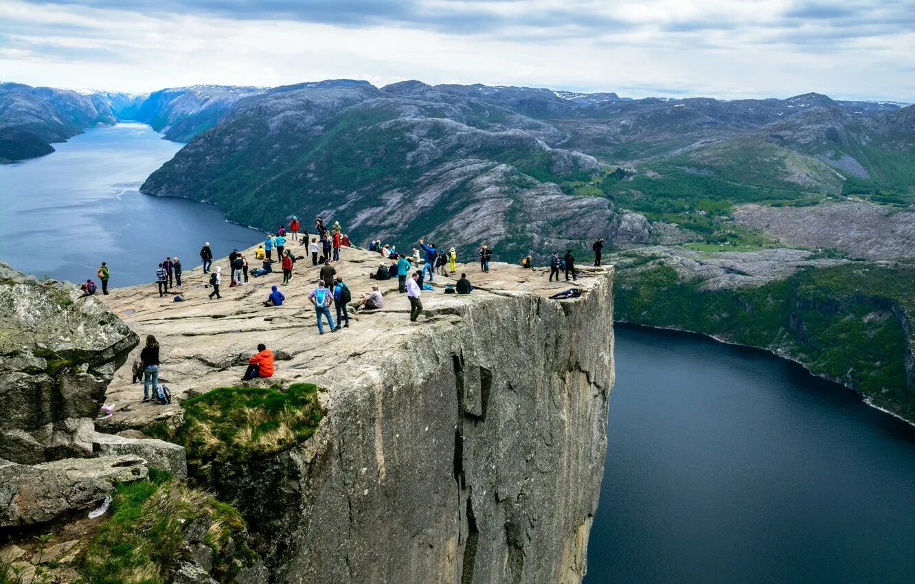 Какая страна имеет знаменитую природную достопримечательность фьорды. Норвегия фьорды Прекестулен. Люсе-Фьорд Норвегия. Скала Прекестулен. Норвегия плато Прекестулен.