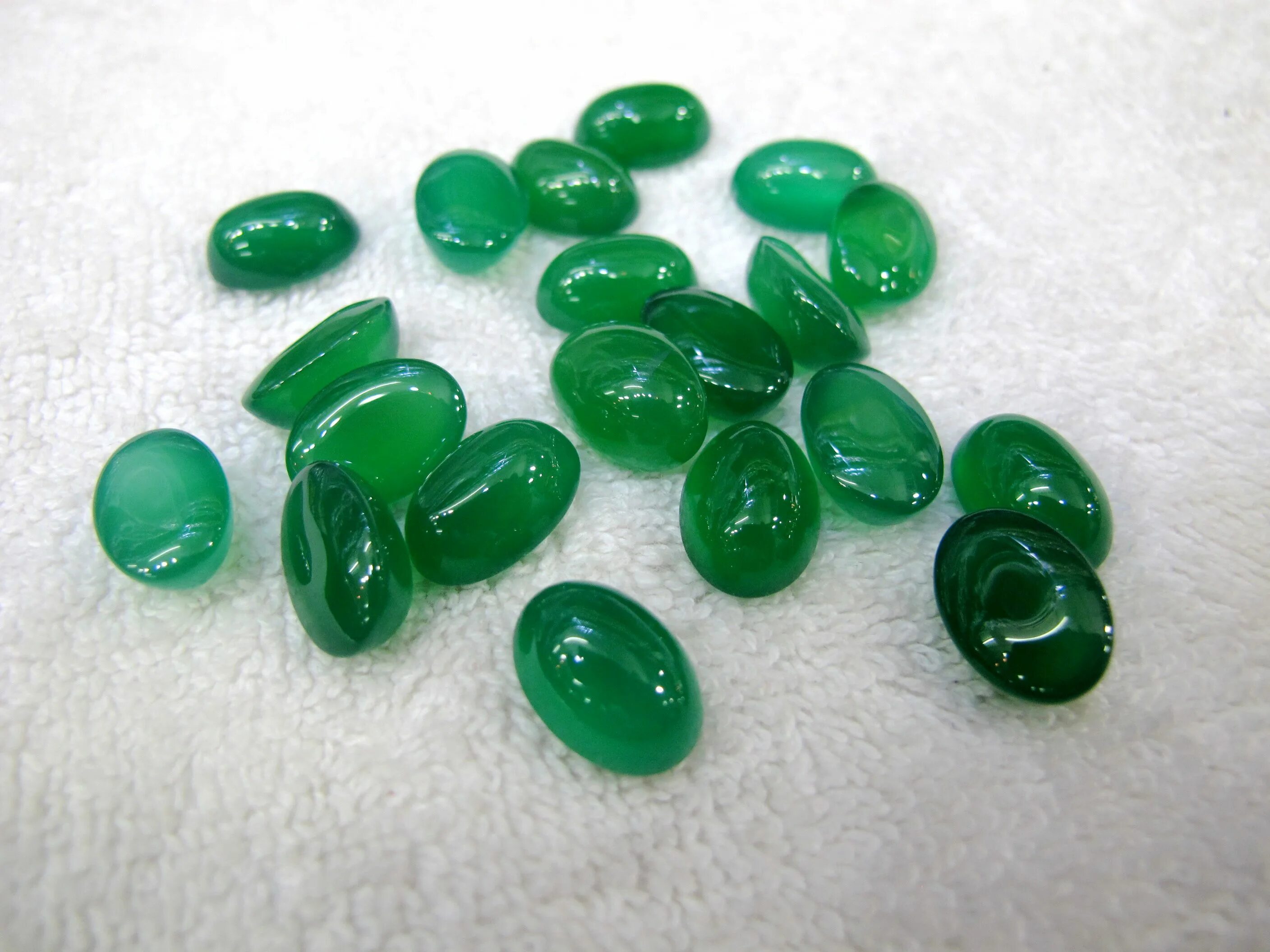 Купить агаты зеленые. Зелёный агат камень. Зеленый агат кабошон. Агат зелёный овал 9*7 мм. Агат салатовый камень.