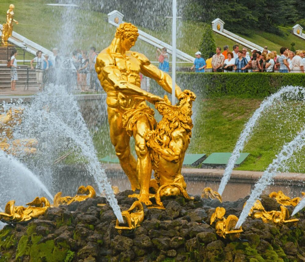 Статуя Самсона в Петергофе.