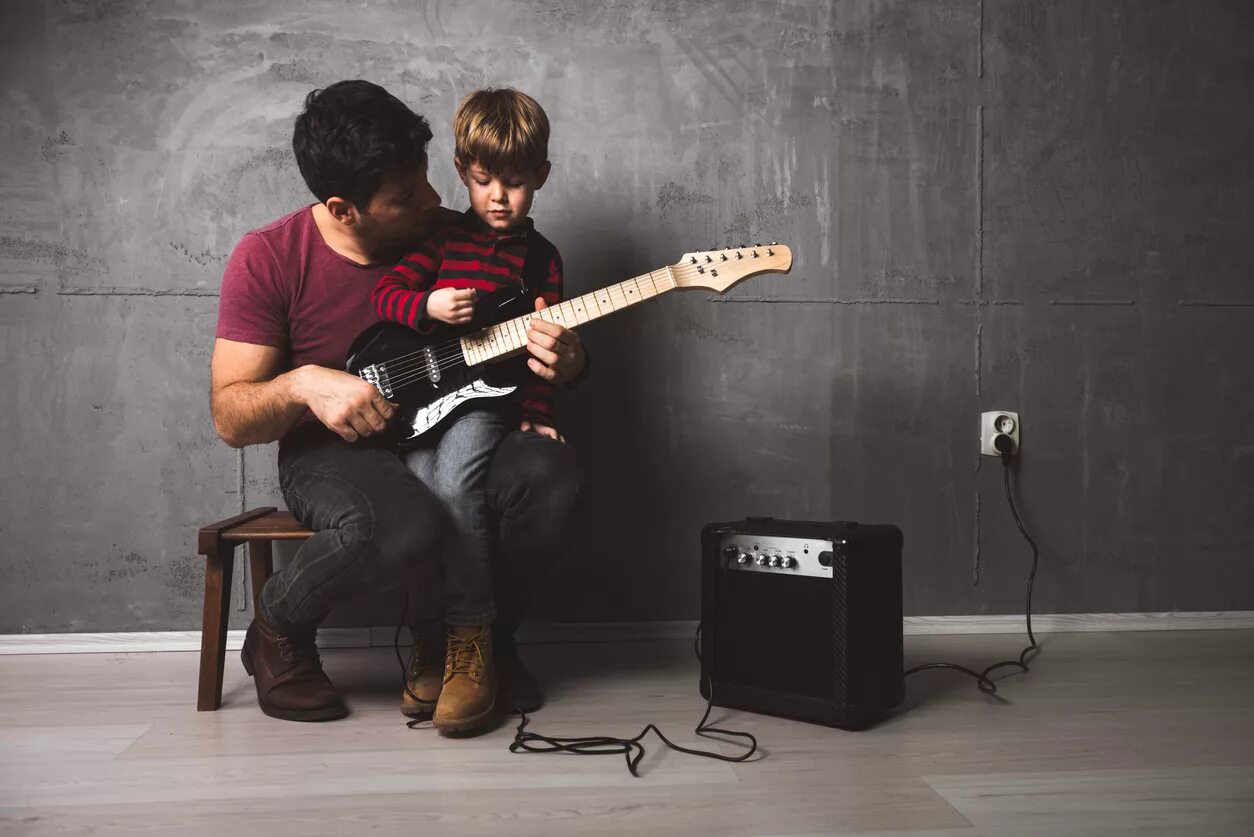 Отец и сын музыка. Ребенок с гитарой и родителями. Гитара папа. Отец с гитарой и ребёнком. Сын и отец гитара.