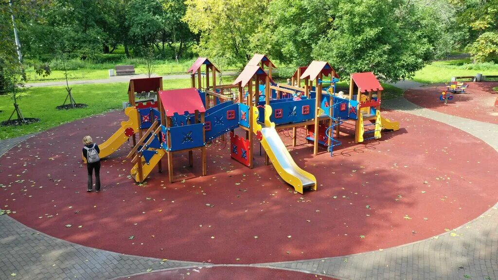 Измайловский парк спортивные площадки. Детские площадки улица гарибальди 15. Детская игровая площадка москва. Детский парк на загородном шоссе. Кафе с детской площадкой в парке.