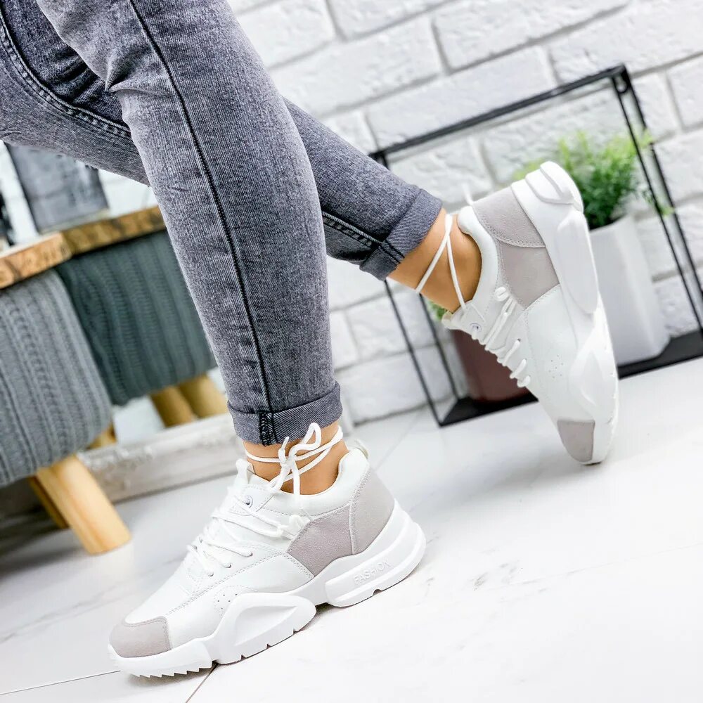 Кеды с серой подошвой. Серые белые кроссовки. Кроссовки найк женские серо белые. Белые кроссовки с серой подошвой женские. Найк 10219814101 кроссовки женские.