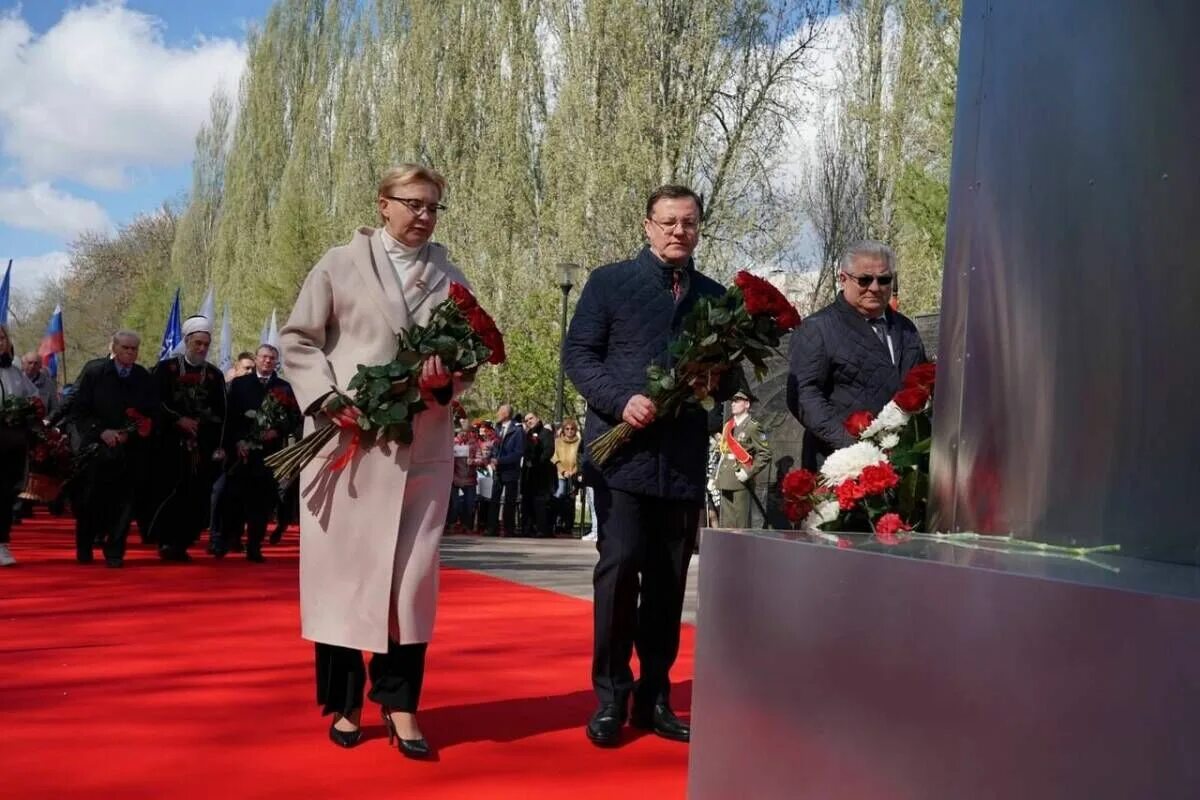 Мемориал Самара город трудовой доблести. Возложение цветов 9 мая. Самара возложение цветов 6 мая 2022. 9 Мая шествие возложение цветов. Самара 1 мая