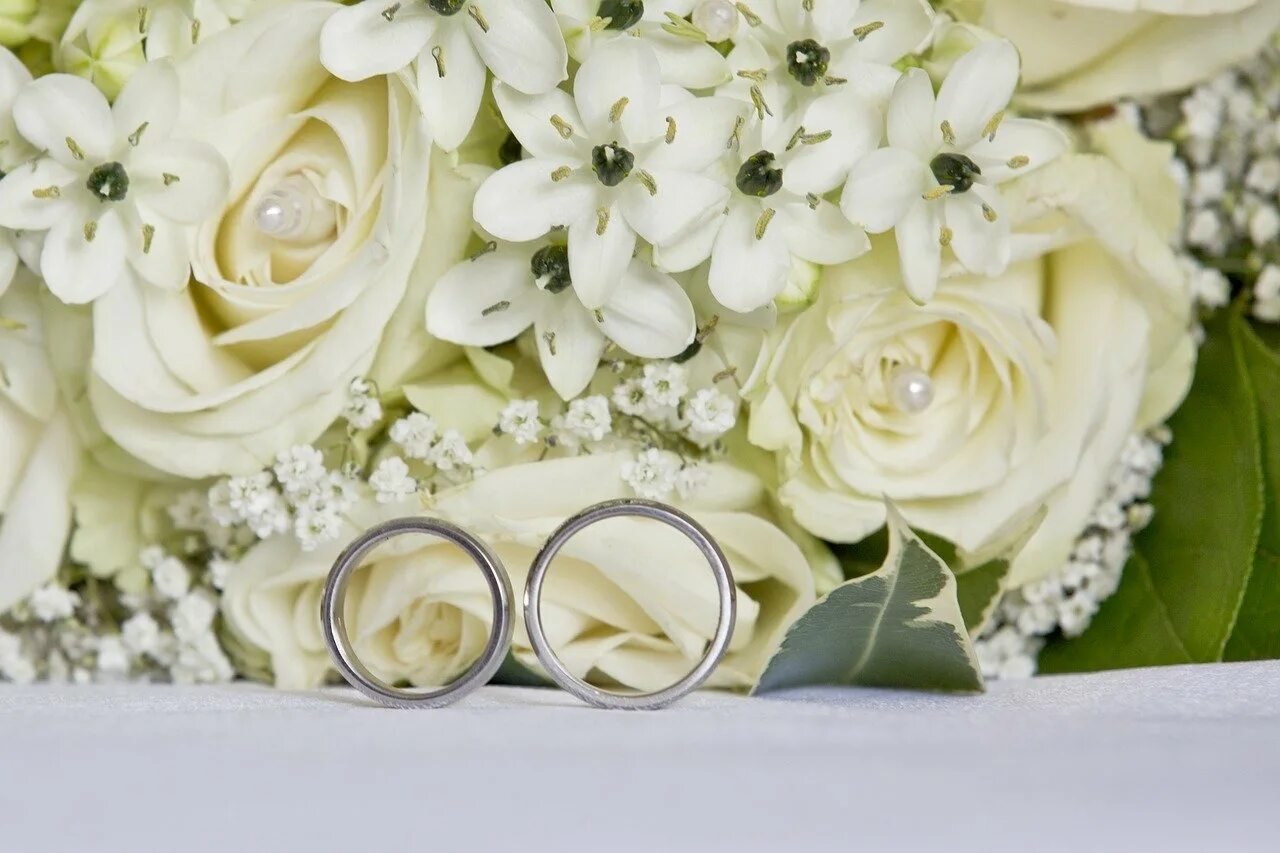 Свадебный фон. Свадебные цветы. Свадебный букет и кольца. Свадебная тематика.