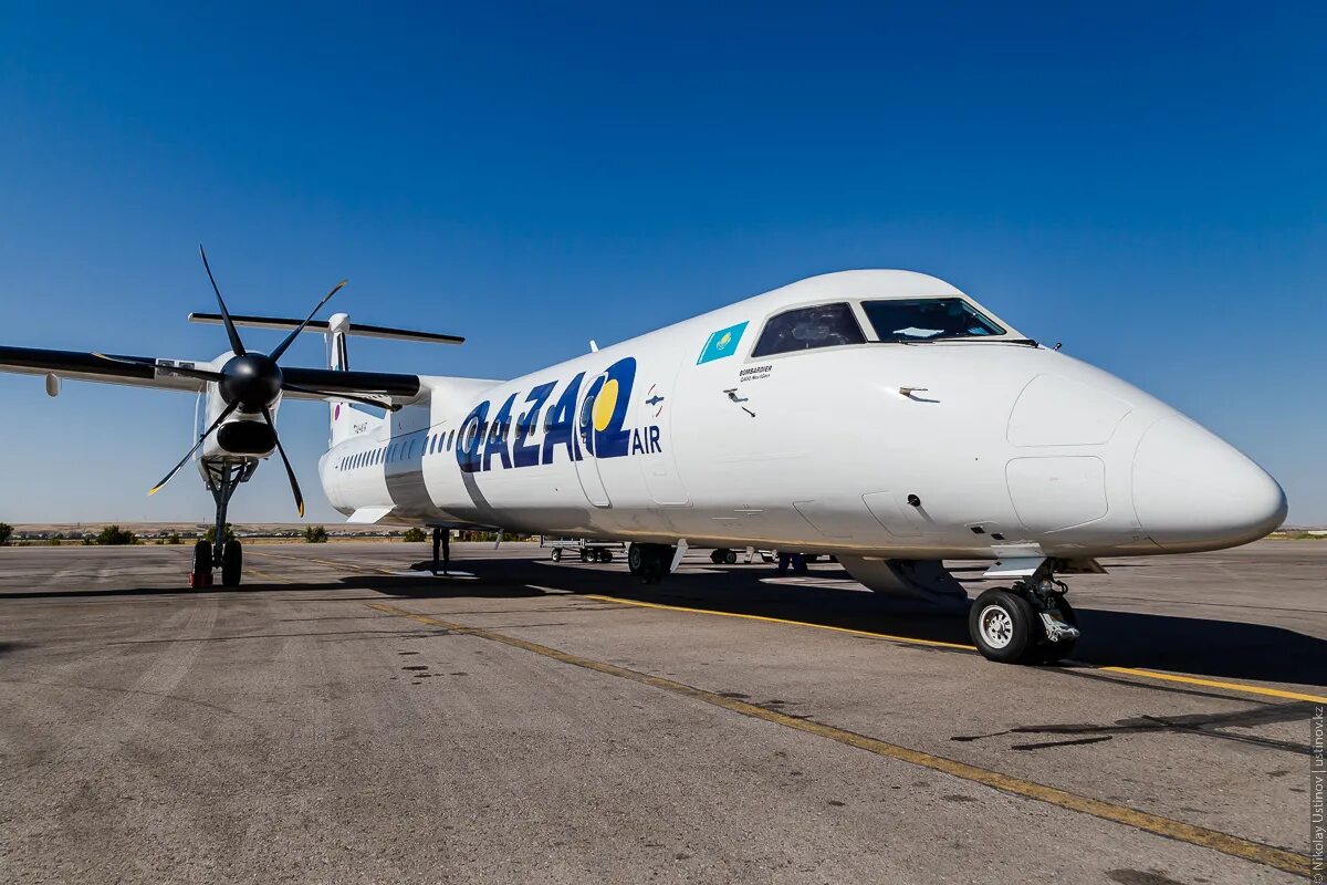 Купить самолет в казахстане. Бомбардье самолет Qazaq Air. Самолет Bombardier Dash 8 q400. Dash 8-400 Qazaq Air. Казахстанская авиакомпания Qazaq Air.