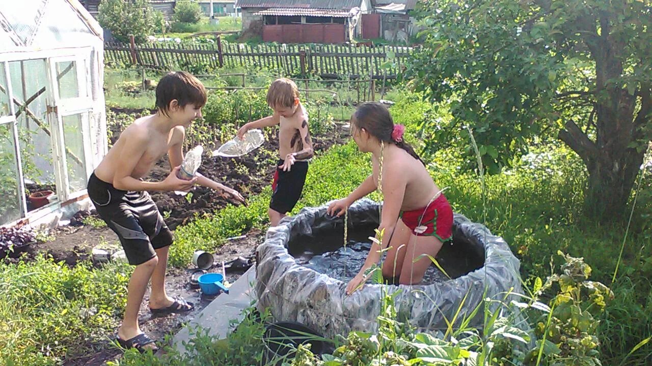 Загорает на даче. Загорает на даче в деревне. Загар на даче. Летом на даче загораем. На летних каникулах на даче