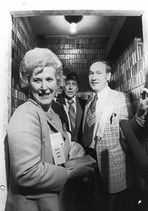 Уолтер кронкайт в молодости. Получивший огромную известность обнаруженные в 1956. Карл эдвард саган. Получивший огромную известность обнаруженные в 1956. Получивший огромную известность обнаруженные в 1956.