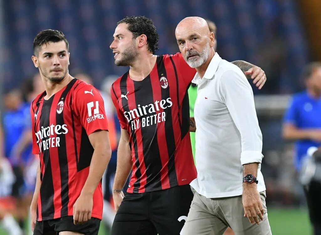 Американский футбол. Ac milan empoli. Ac milan empoli. Кристиан тчуамени реал мадрид. Пьер калулу.